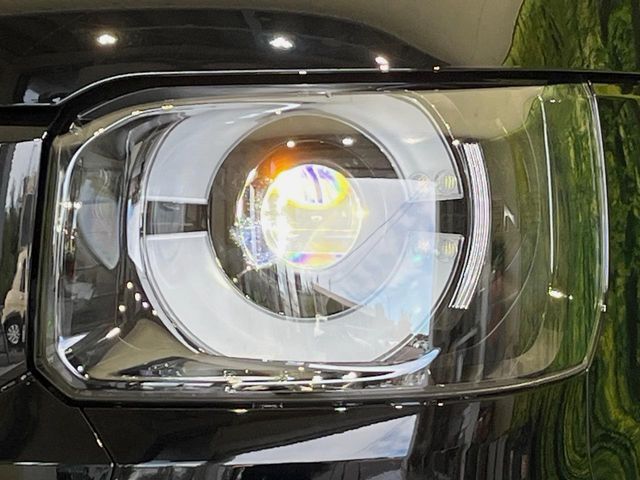 【LEDヘッドライト】悪天候や夜間走行時も良好な視界を確保し安心して運転できる高輝度LEDヘッドライトを装備！点灯速度が早く、消費電力も抑えられています。