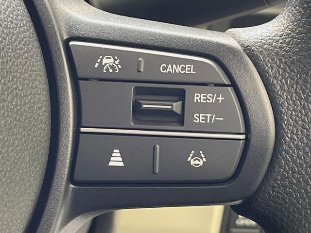 【アダプティブクルーズコントロール】高速道路での長距離走行が楽に！！自動で速度を保つクルーズコントロールが、衝突軽減システムと連携し、前方の車両を感知して車間を保つように速度調節してくれます！！