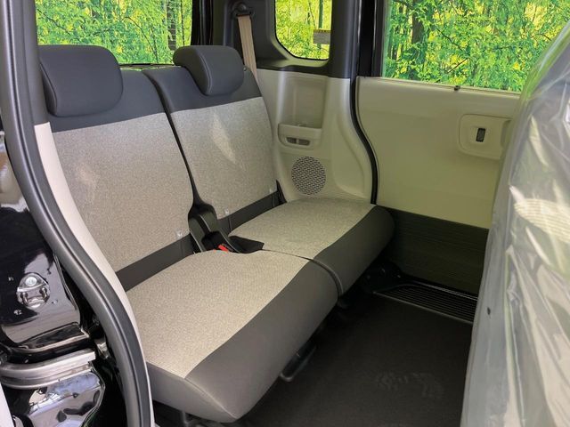 後部座席も気になるようなキズ・汚れやへたり等、大きなダメージはなく、良好な状態です。