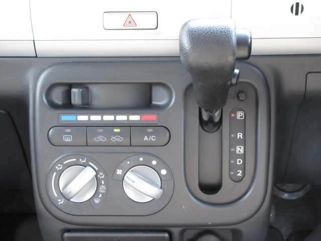 車内の温度もダイヤル式温度調整で楽々操作！AUTO機能も付いているのでボタン1つでも自由自在に調整ができますよ「フロントガラスのくもりがとれないなぁ」などの症状があればゼストへお任せください！