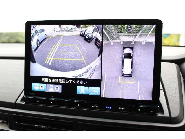 リアカメラを装備しております。切り替えボタンでノーマルビュー・ワイドビュー・トップダウンビューの切り替えが可能です。後退出庫時には車両等の接近を知らせてくれる後退出庫サポートも装備しております。