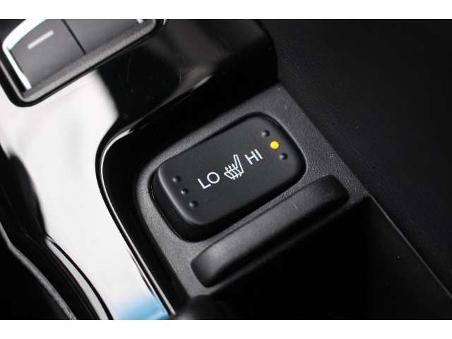 運転席と助手席に温度調整があるシートヒーターを装備しております。寒い朝はクルマに乗り込んですぐにシートヒーターを作動させれば温かさが広がり快適なドライブが始まります。