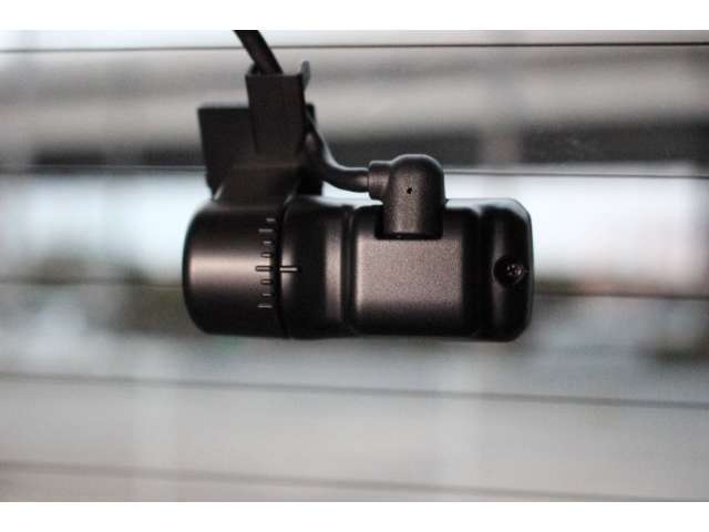 2カメラタイプのドライブレコーダーです。しっかりと後方録画も可能です。後方も抜かりなくリアドラレコがあなたのドライブを安全にサポートします。