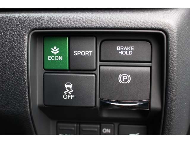 いつでもどんな場面でも不安なく安心して運転できるようにドライバーと一緒に周囲に気を配り、もしもに備えるHonda SENSINGのさまざまな機能や装備が充実しています。