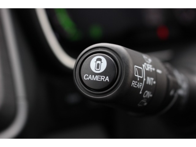 フロント・リア・サイドとドアミラー下のカメラから得た情報をコンピューターが解析し、クルマを上空から見下ろしたように路面を映し出す「グラウンドビュー」をはじめ、状況に応じた映像をナビ画面に表示します。