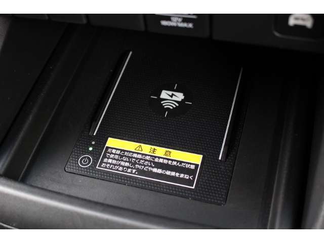 対応のスマートフォンを置くだけで充電可能なワイヤレス充電器を装備しております。ケーブルを繋ぐ煩わしさから解放されます。