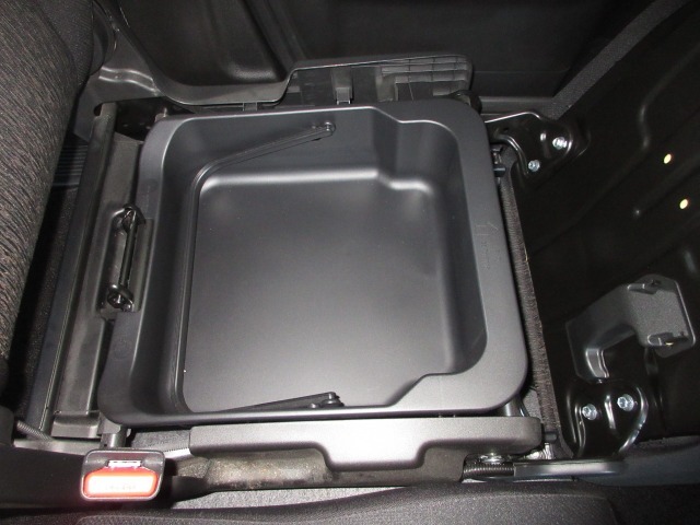助手席下には、収納BOXが装備されておりシューズなどをしまって置くことが出来ます。また取り外せますので汚れ物を洗い場まで持って行けて便利ですね！