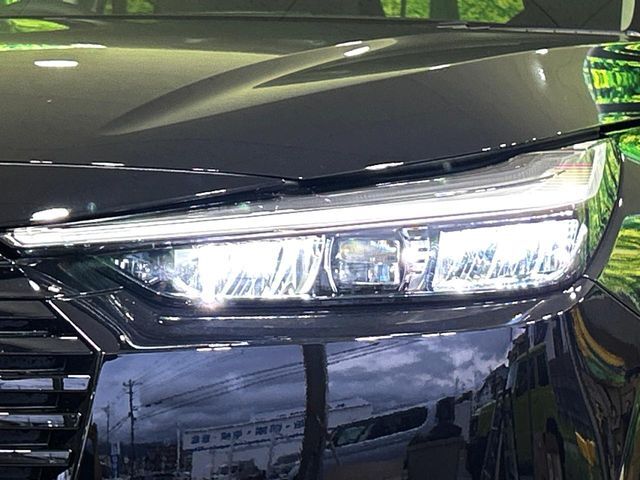 【LEDヘッドライト】悪天候や夜間走行時も良好な視界を確保し安心して運転できる高輝度LEDヘッドライトを装備！点灯速度が早く、消費電力も抑えられています。