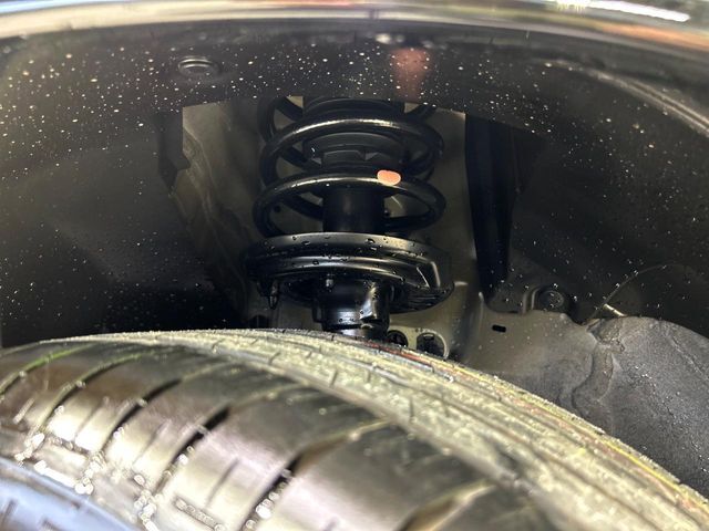 お車を安心してお乗りいただく為には、足回りの定期点検が欠かせません。サービスサポート（有償保証）では無料点検もご提供しており、安心のカーライフをお過ごしいただけるサポート体制が整っています。