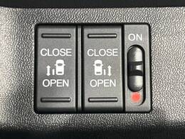 【両側パワースライドドア】スマートキーや運転席のスイッチで後席両側スライドドアの開閉が可能♪電動だから力を入れてドアを開ける必要が無く、小さなお子様でも簡単に開け閉めでき快適です♪