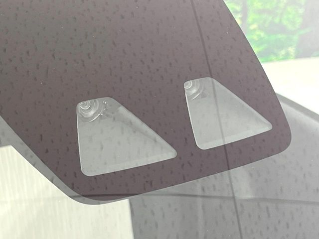 【スマートアシスト】走行中に前方の車両等を認識し、衝突しそうな時は警報とブレーキで衝突回避と被害軽減をアシスト。より安全にドライブをお楽しみいただけます。