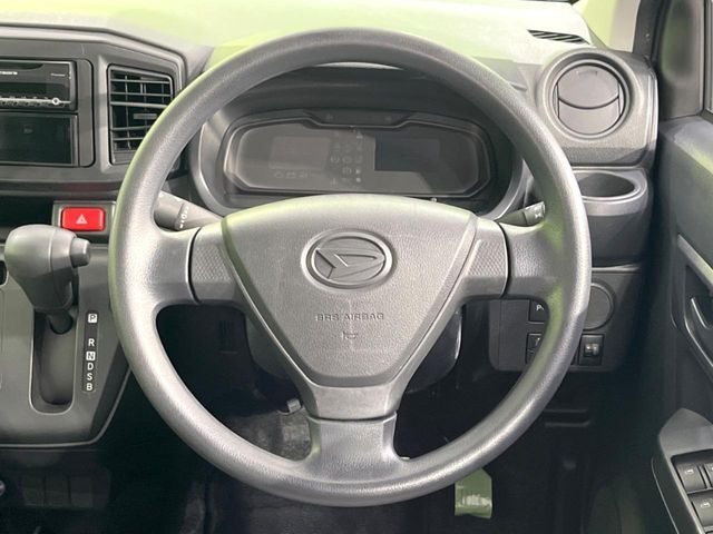 インテリアに合わせたデザインのステアリングは、運転される方のことも考え、運転しやすい形状、大きさです。是非一度、実際に触ってお確かめください。