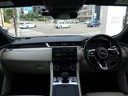 英国を代表するブランド、ジャガー・ランドローバー神奈川県横浜市の利便性の高いショールームにて伝統的でありながら誰もを洗練する中古車を常時30台以上展示いたしております！