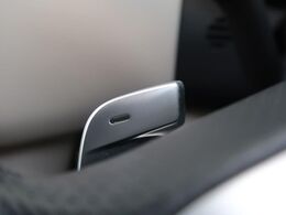 ステアリングパドルシフト『ステアリング裏に備え付けられたパドルによりシフトチェンジを意のままに。スポーティな走りをお求めの方へ。』