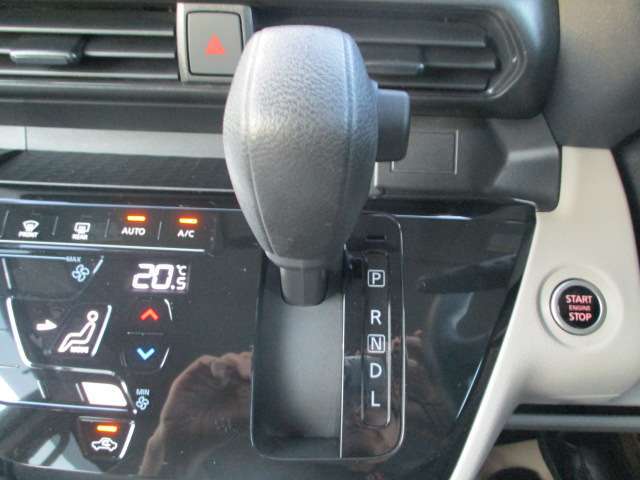 シフトレバーが邪魔にならない位置にあるので空間を広く使うことができます。