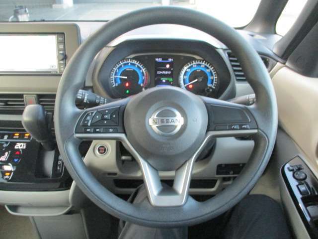 シンプルなデザインのハンドル。