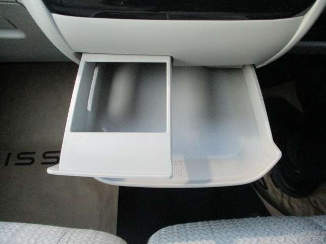 格納式のドリンクホルダー＆トレー。