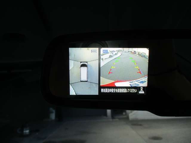 空から見下ろしているような視点で周囲を確認できるアラウンドビューモニター。駐車時とても便利♪
