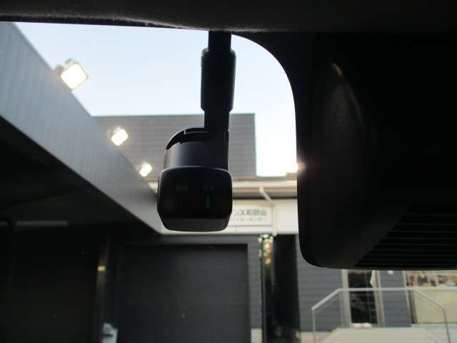 映像と音声で運転を記録してくれるので万が一の時にも安心です。
