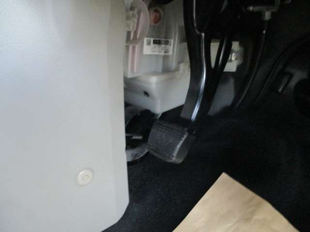 足踏み式パーキングブレーキペダル