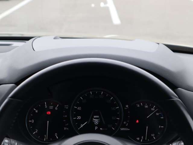 運転視界の遠方上方に虚像を投影することで前を見ながら情報の視認ができます。本当にドライバーが必要な情報を適切に伝え、楽しんで頂くことを考えた新世代装備です。※虚像は2.6m前方に浮かぶイメージです。