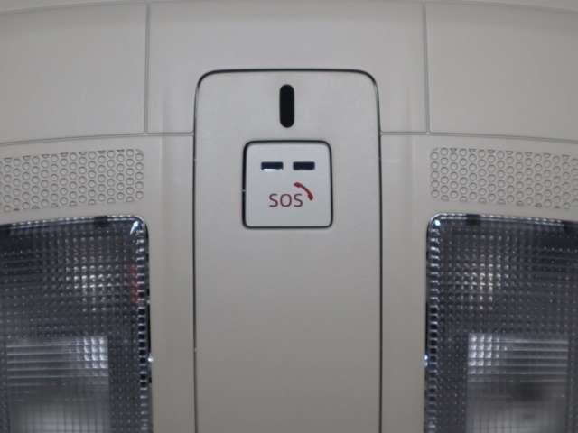 エアバッグ作動時や後突時、もしくは車内のSOSボタンを押した際に緊急通報オペレーターに連携し、救急・警察を手配します。更にオペレーターにも連携、お客様のご要望に応じてロードサービスの手配を行います。