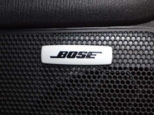 BOSEサウンドシステムを搭載。「良い音を出す」ではなく、その車種のごとに特徴を計算（車種専用設計）し、「反響音」を作り出すことによってどの座席でも自分中心で音が聴こえ、「心地よい空間」を作り出します。