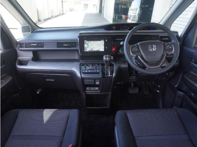 視界広々で非常に運転しやすくロングドライブでも疲れを感じさせないすっきりとまとまったインパネ周りです。