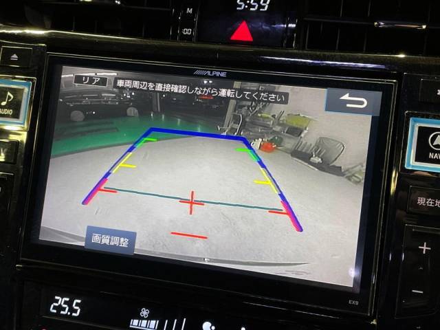 【バックカメラ】駐車時に後方がリアルタイム映像で確認できます。大型商業施設や立体駐車場での駐車時や、夜間のバック時に大活躍！運転スキルに関わらず、今や必須となった装備のひとつです！