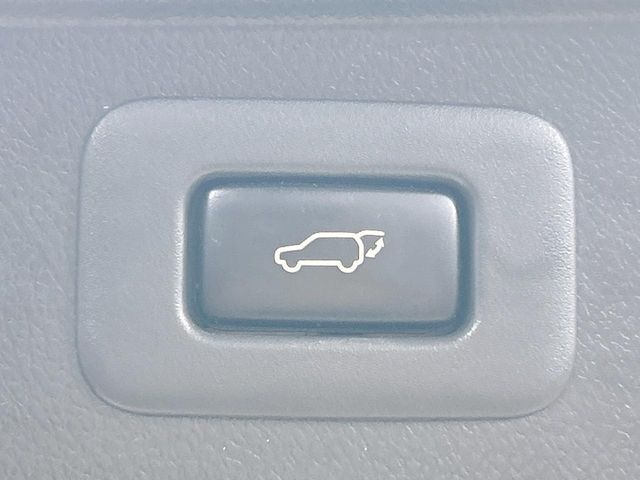 【パワーバックドア】スマートキーや運転席のボタンを押すだけでリアゲートが自動で開閉します！荷物を持っている時や、高い位置にあるバックドアを閉める際に便利な機能です♪