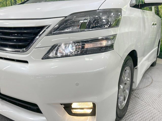 【HIDヘッドライト】非常に明るく前方を照らしてくれるので、悪天候や夜間の走行時も視界良好で安心してお乗りいただけます。