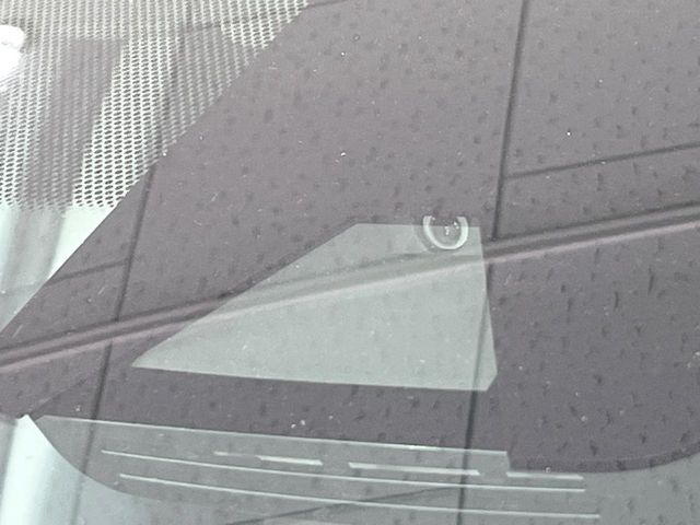 【トヨタセーフティセンス】走行中に前方の車両等を認識し、衝突しそうな時は警報とブレーキで衝突回避と被害軽減をアシスト。より安全にドライブをお楽しみいただけます。