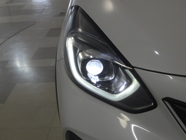 LEDヘッドライト！省電力で明るく遠くまで照らし、夜道や雨天時などの安心感を高めます☆点灯の瞬間から光量を放つLEDの特性により、トンネルへの進入直後などでも安心感のある視界を提供します！