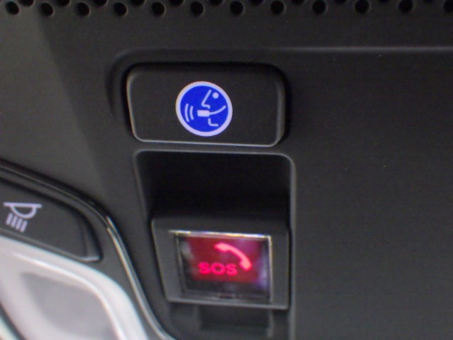 天井には緊急通報ボタンが装備されています。