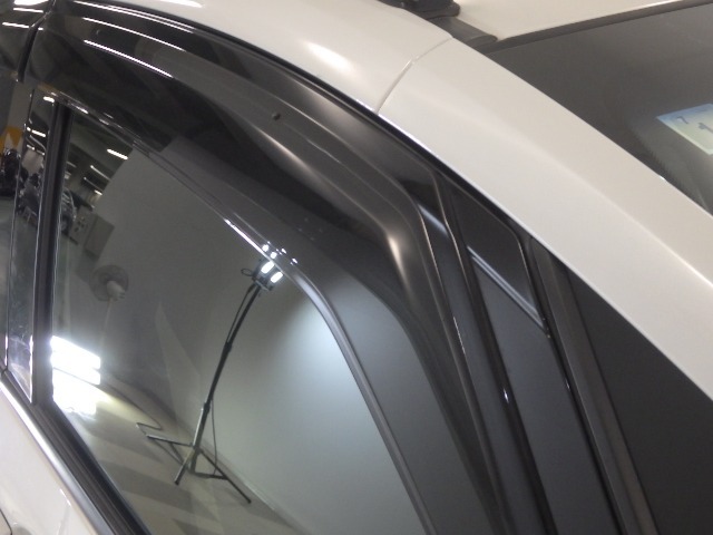 雨天時の換気に役立つドアバイザーを装備☆陽射しを遮る効果もありますので、人気の用品です☆