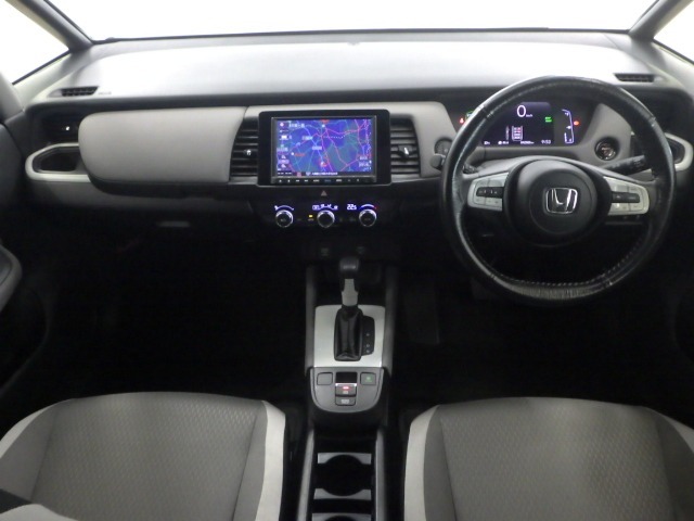 ドライバーを包み込むように、ディスプレーやスイッチ、コンソールを配置。座った瞬間から運転への期待が！空間そのものの心地よさにこだわっています。