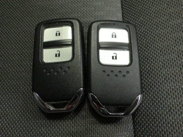 スマートキー付！キーを取り出さなくてもドアロックの施錠・開錠、エンジンの始動が出来ます！雨の日や荷物の多い日にとても便利ですね♪