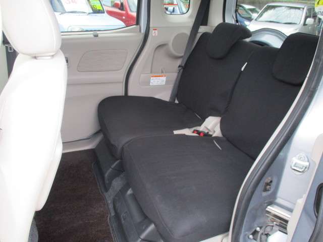 シートももちろんクリーニング済み！カーペットクリーナーと専用の洗剤を使って綺麗にしますので臭いもしっかりと除去！