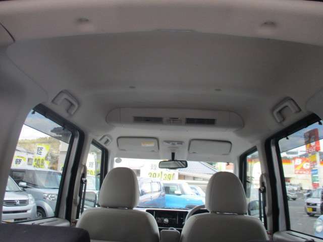 意外と見落としがちな天井！クリーニング済みです！嫌な匂いも特にございません。中古車ですのでクリーニングにはこだわります！