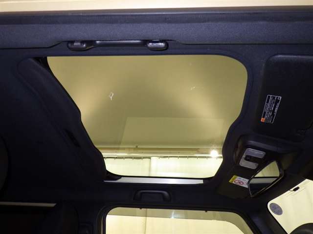 サンルーフ付で明るく開放的な空間を演出！