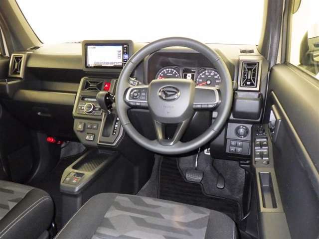 運転の際、常に目にする部分だけにシックで飽きのこないデザインが良いですね。