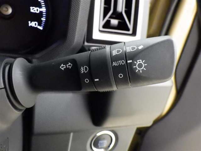 【オートライト】車外の明るさに応じて、自動的にライトの点灯・消灯をしてくれます。