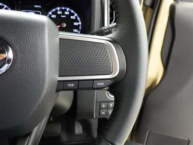 ステアリングスイッチ装備！運転しながら手元でオーディオの操作などができます。