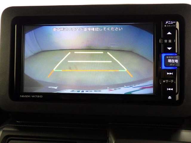 バックモニターも装備しております。バックギアに入れるとナビ画面に車の後方が映し出されます。これで後方確認も安心！