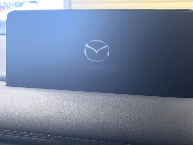 【マツダコネクトナビ】車内の雰囲気にマッチした一体型タイプのナビ。各種車輌設定やBluetooth再生等、様々な機能が楽しめます。直感的なダイヤル操作が可能で、使い勝手も良好です。