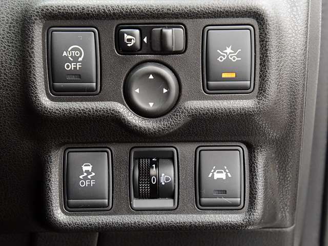 運転席右側にはエマージェンシーブレーキ、VDC、LDW(車線逸脱警報）等の操作スイッチが有ります。