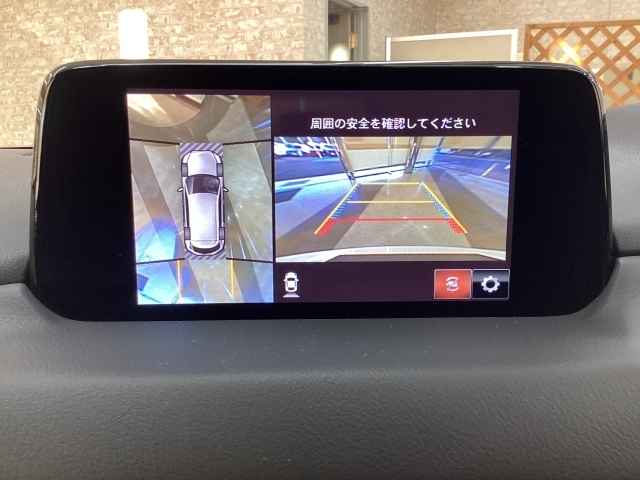 シフトをバックに入れればバックモニターの画面に切り替わります！360度ビューモニターは車庫入れの時に特に便利です！