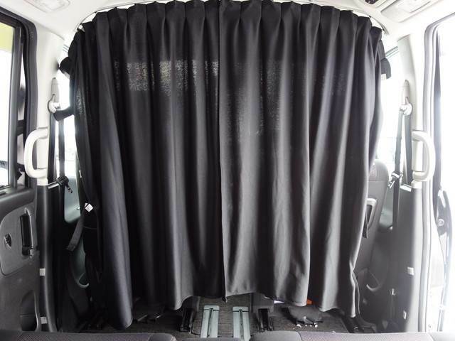 後列シートとの境にはカーテンを設置しております。周囲からの視界を遮ることができるので、車中泊をする際の防犯にも役立ちますよ！