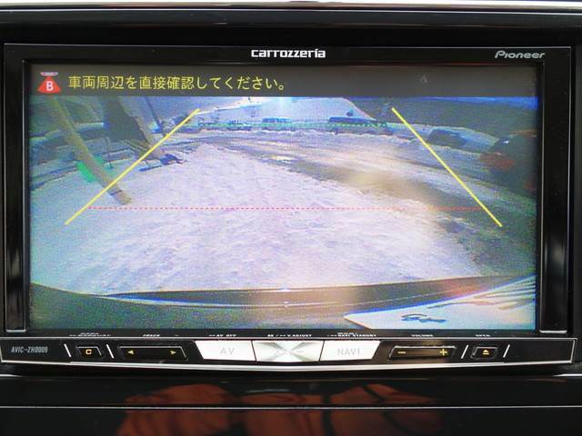 車の背後をディスプレイで確認できるバックカメラを搭載しております。駐車が苦手な方には嬉しい機能ですね♪もちろん目視での確認もお忘れなくですよ！