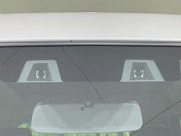 【スズキ　セーフティサポート】走行中に前方の車両等を認識し、衝突しそうな時は警報とブレーキで衝突回避と被害軽減をアシスト。より安全にドライブをお楽しみいただけます。